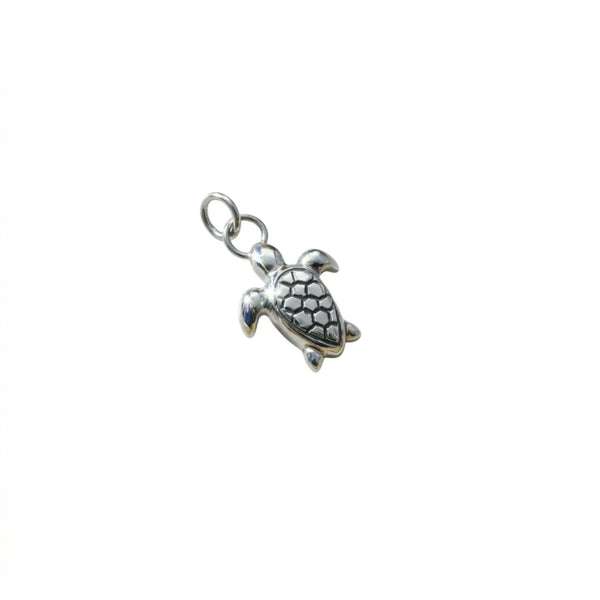 Sara Grace Jewelry - Foto Prodotto Ciondolo Tartarughina Su Sfondo Bianco
