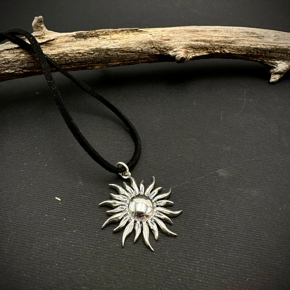 Sara Grace Jewelry ciondolo in argento 925 sole vista dall alto – gioiello estivo artigianale