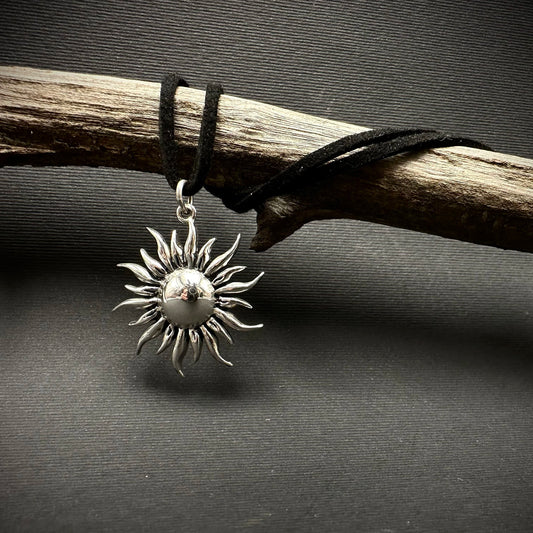 dettaglio ciondolo a forma di sole in argento 925