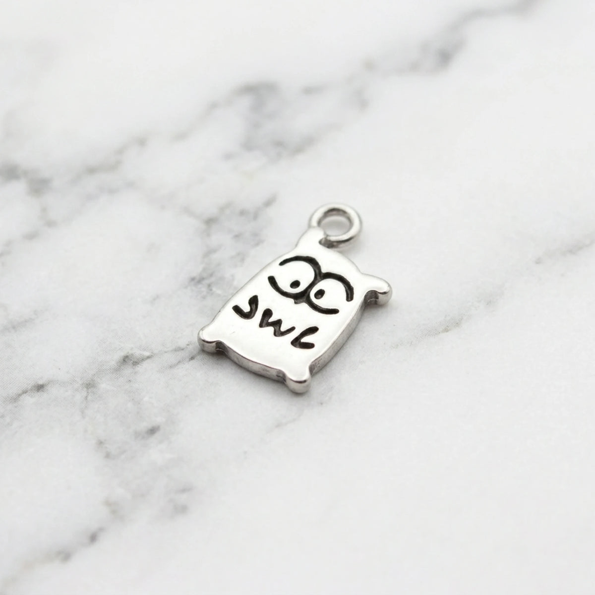 Sara Grace Jewelry orecchini artigianali in argento 925 a forma di gufo – gioiello fatto a mano vista laterale