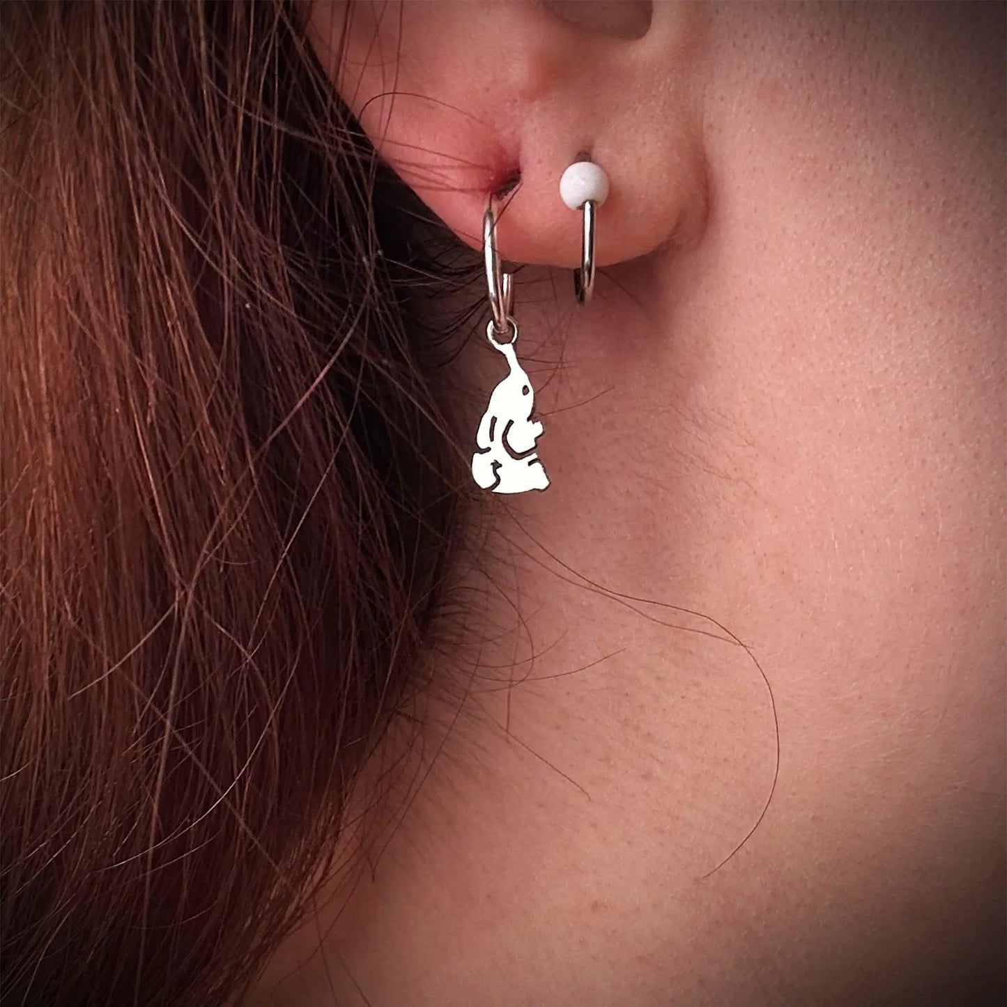 orecchino argento 925 a forma di animale elefante indossato