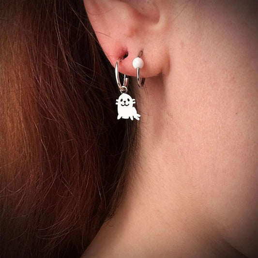 orecchino argento 925 a forma di animale foca indossato