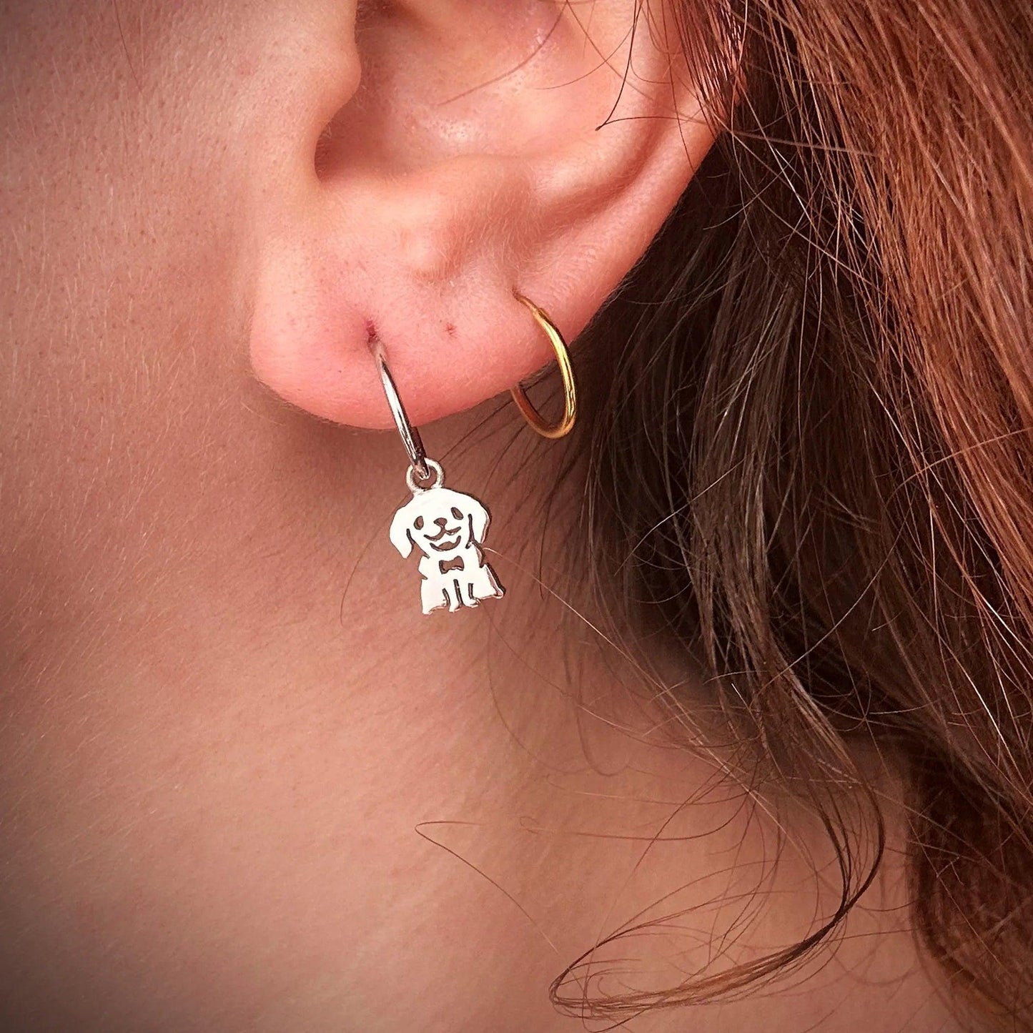 orecchino argento 925 a forma di animale labrador indossato