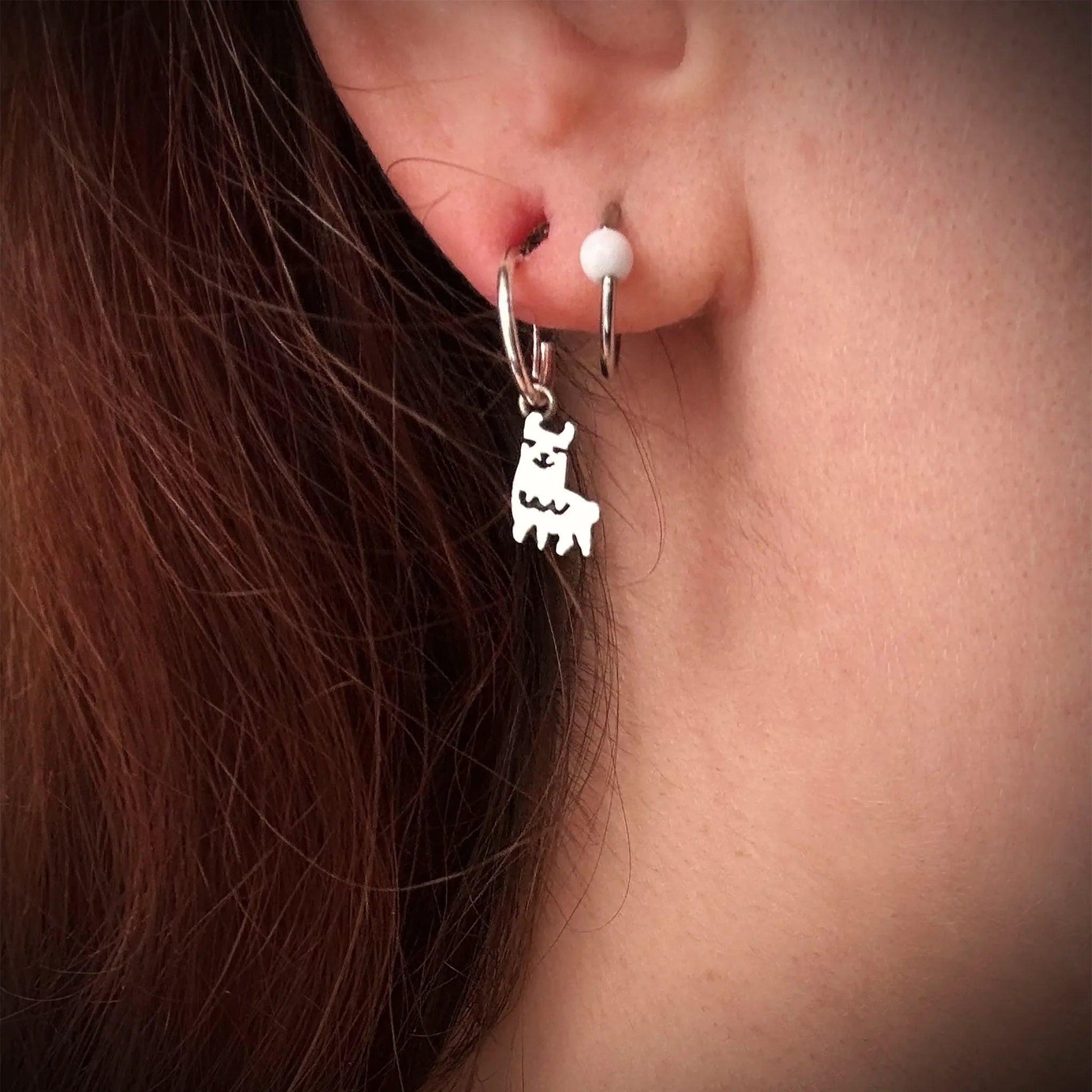 orecchino argento 925 a forma di animale lama indossato