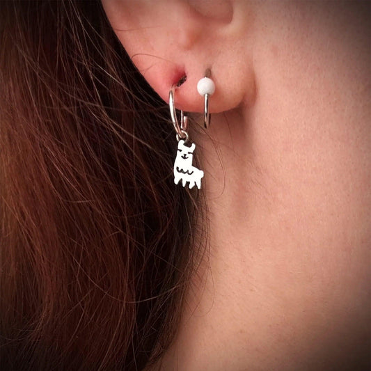 orecchino argento 925 a forma di animale lama indossato
