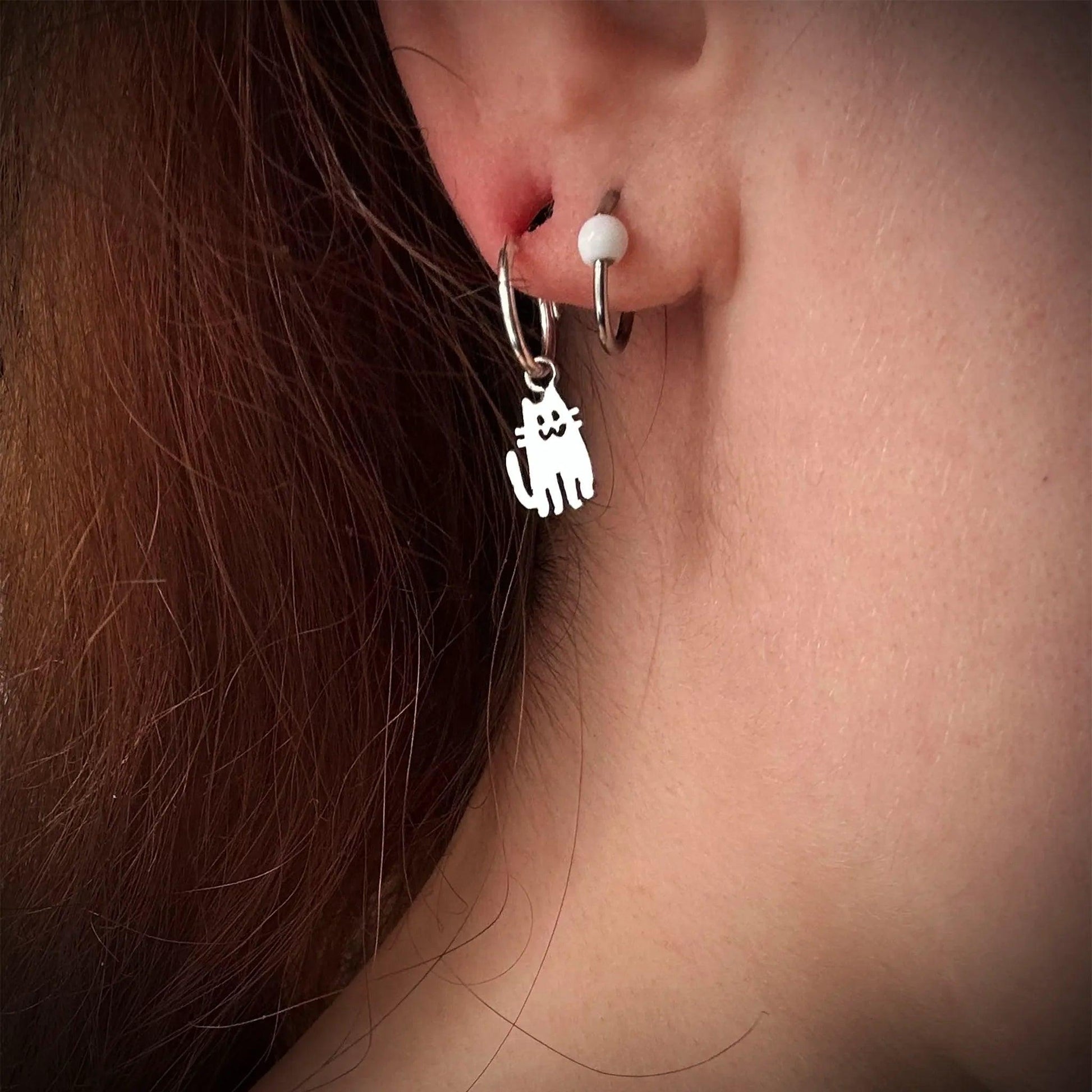 orecchino argento 925 a forma di animale gatto indossato