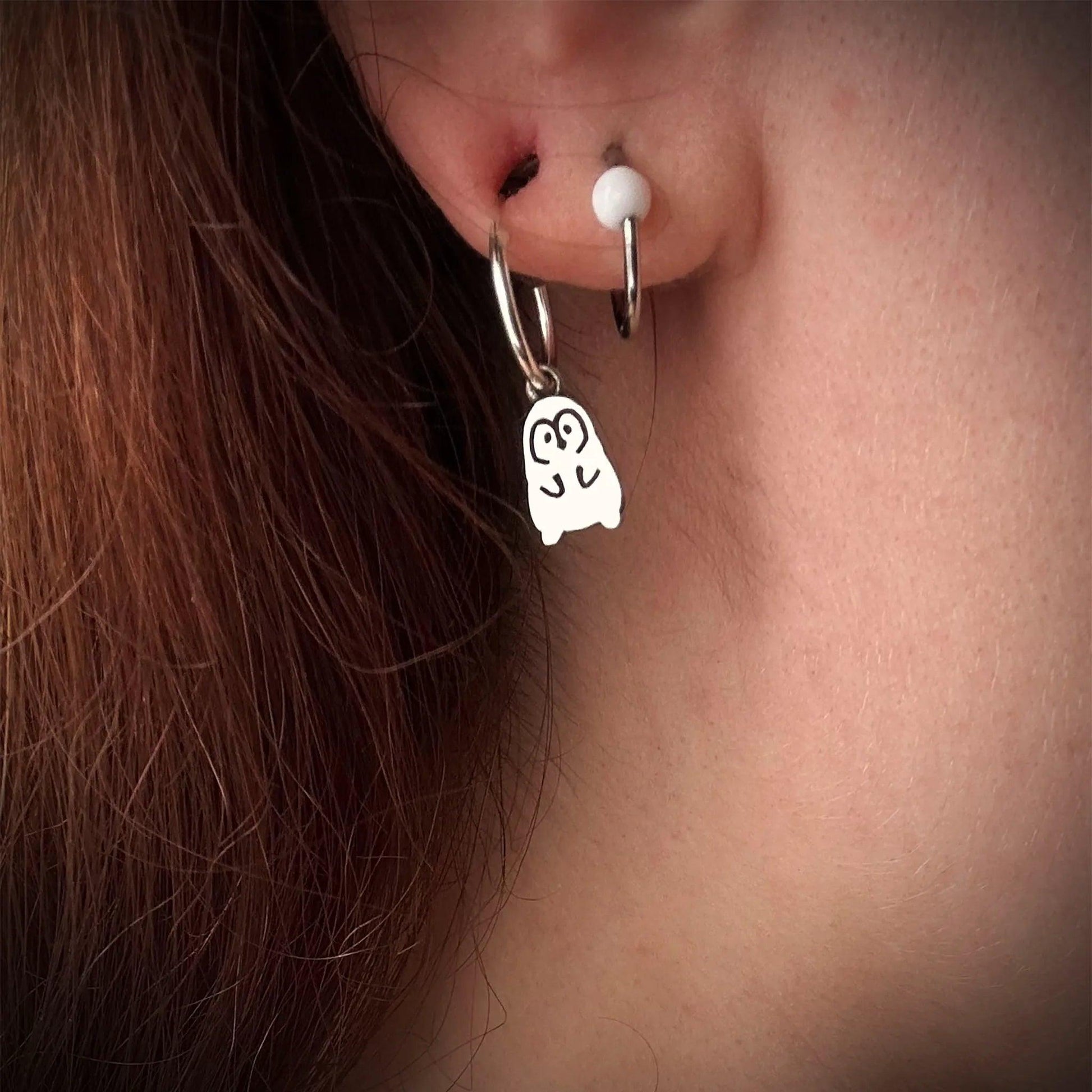 orecchino argento 925 a forma di animale pinguino indossato