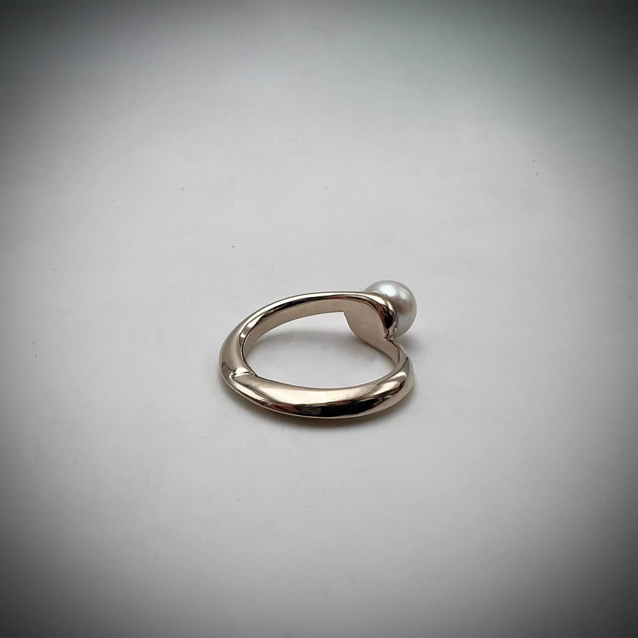 dettaglio anello oro bianco 18 kt con perla