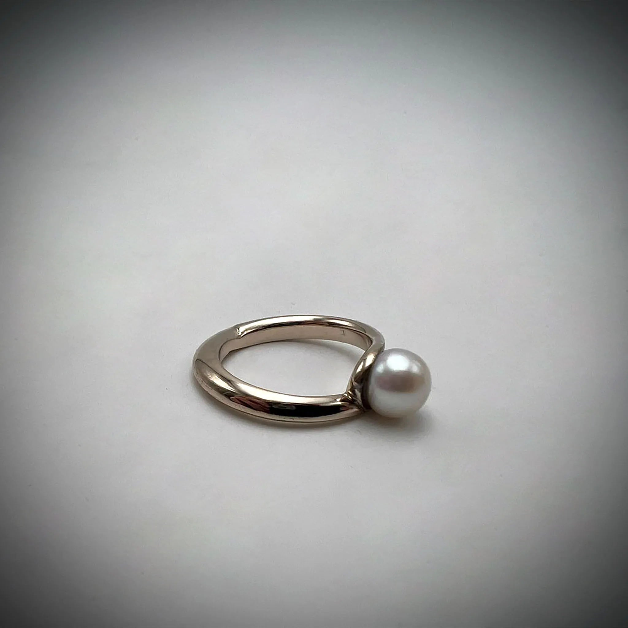 lato anello oro bianco 18 kt con perla