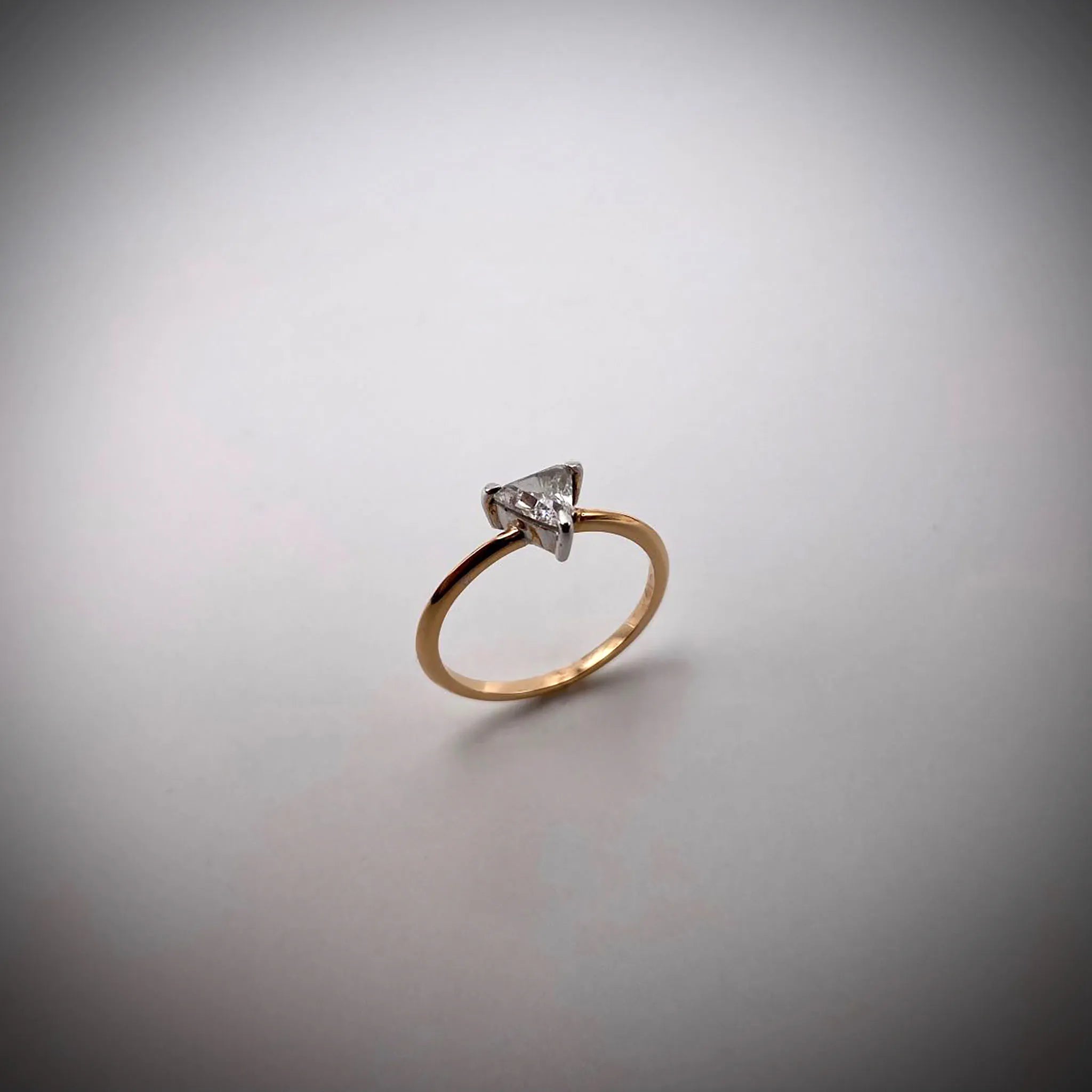 dettaglio anello oro rosa 18 kt con diamante trillion