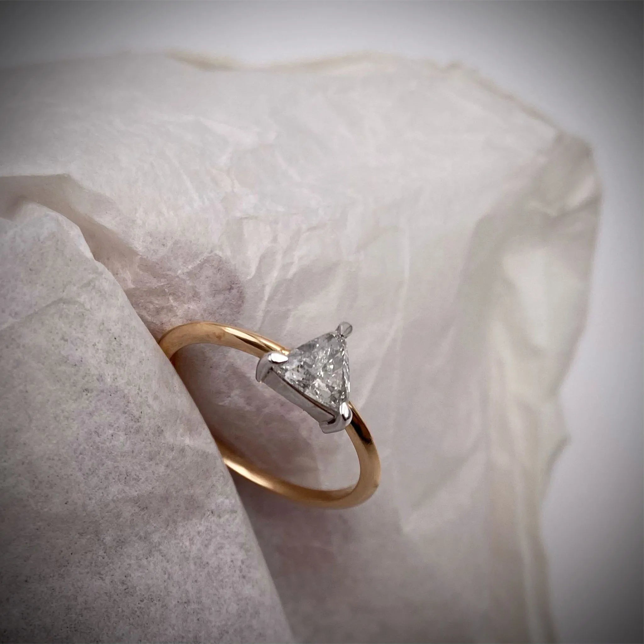 anello oro rosa 18 kt con diamante trillion