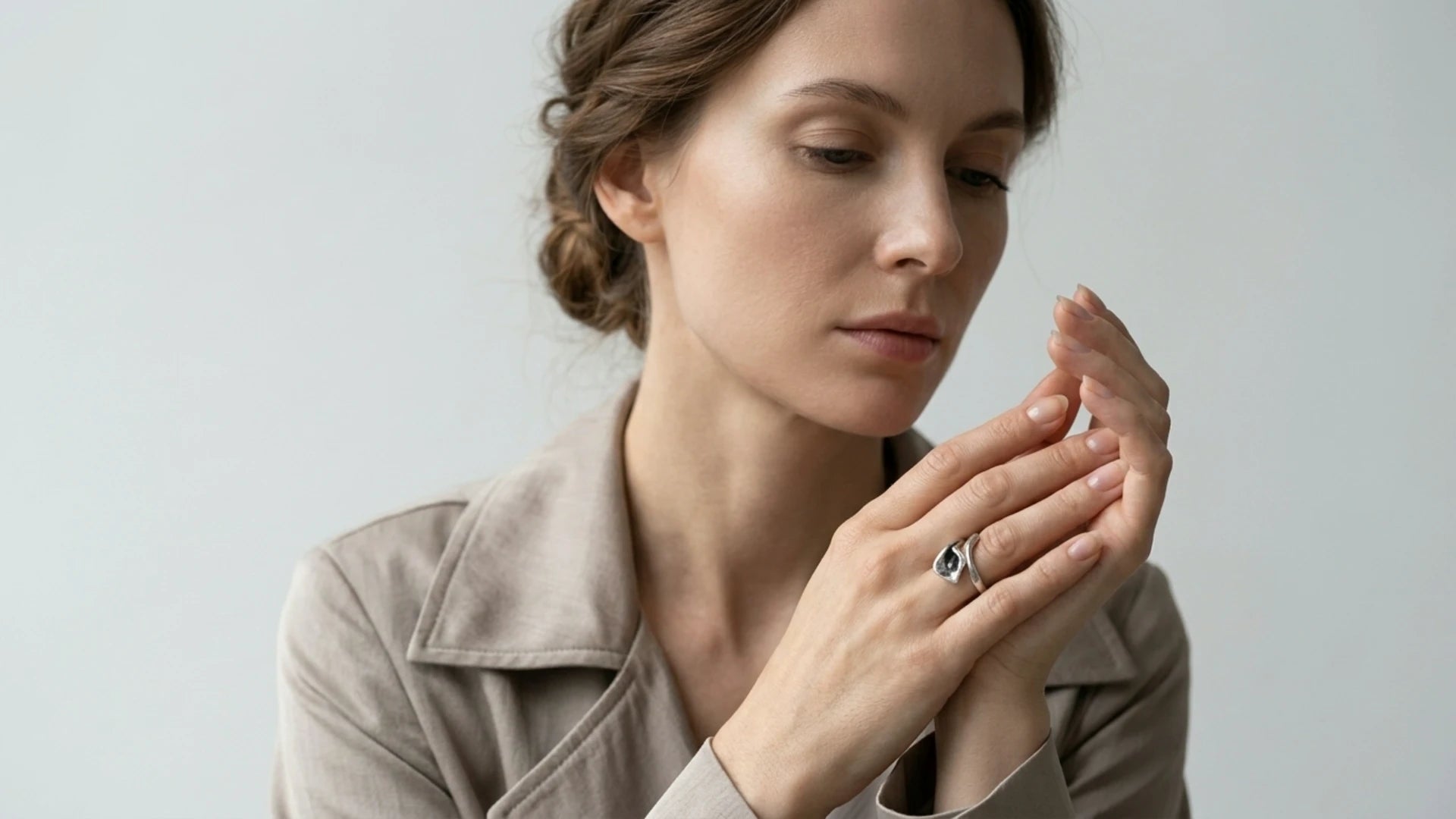 Sara Grace Jewelry - Foto Prodotto Anello Calla Per Banner Verticale 16-9
