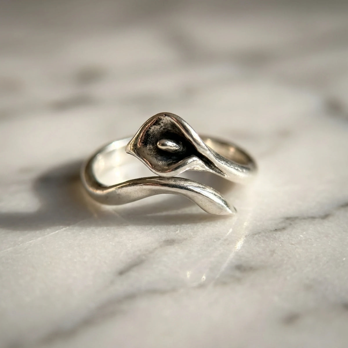 Sara Grace Jewelry anello artigianale in argento 925 a forma di calla dettaglio frontale – gioiello floreale fatto a mano