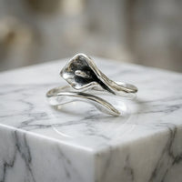 Sara Grace Jewelry anello in argento 925 calla vista laterale – gioiello floreale artigianale 
