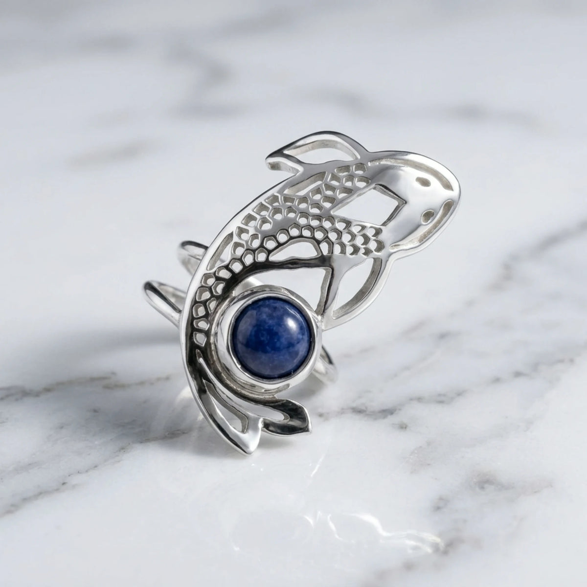 Sara Grace Jewelry anello in argento 925 a forma di carpa dettaglio frontale – gioiello artigianale 