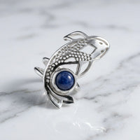 Sara Grace Jewelry anello in argento 925 a forma di carpa dettaglio frontale – gioiello artigianale 