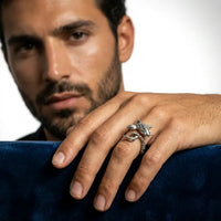 Sara Grace Jewelry - Foto Prodotto Anello Carpa Koi Argento 925 Indossato Maschile
