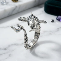 Sara Grace Jewelry anello 3D artigianale in argento 925 carpa koi dettaglio frontale – gioiello fatto a mano