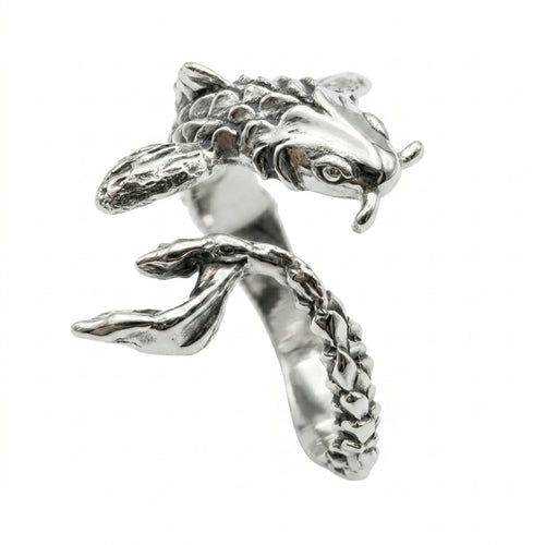 Sara Grace Jewelry - Foto Prodotto Anello Carpa Koi Su Sfondo Bianco