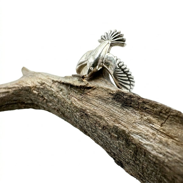 Sara Grace Jewelry - Foto Prodotto Anello Corvo Su Sfondo Bianco