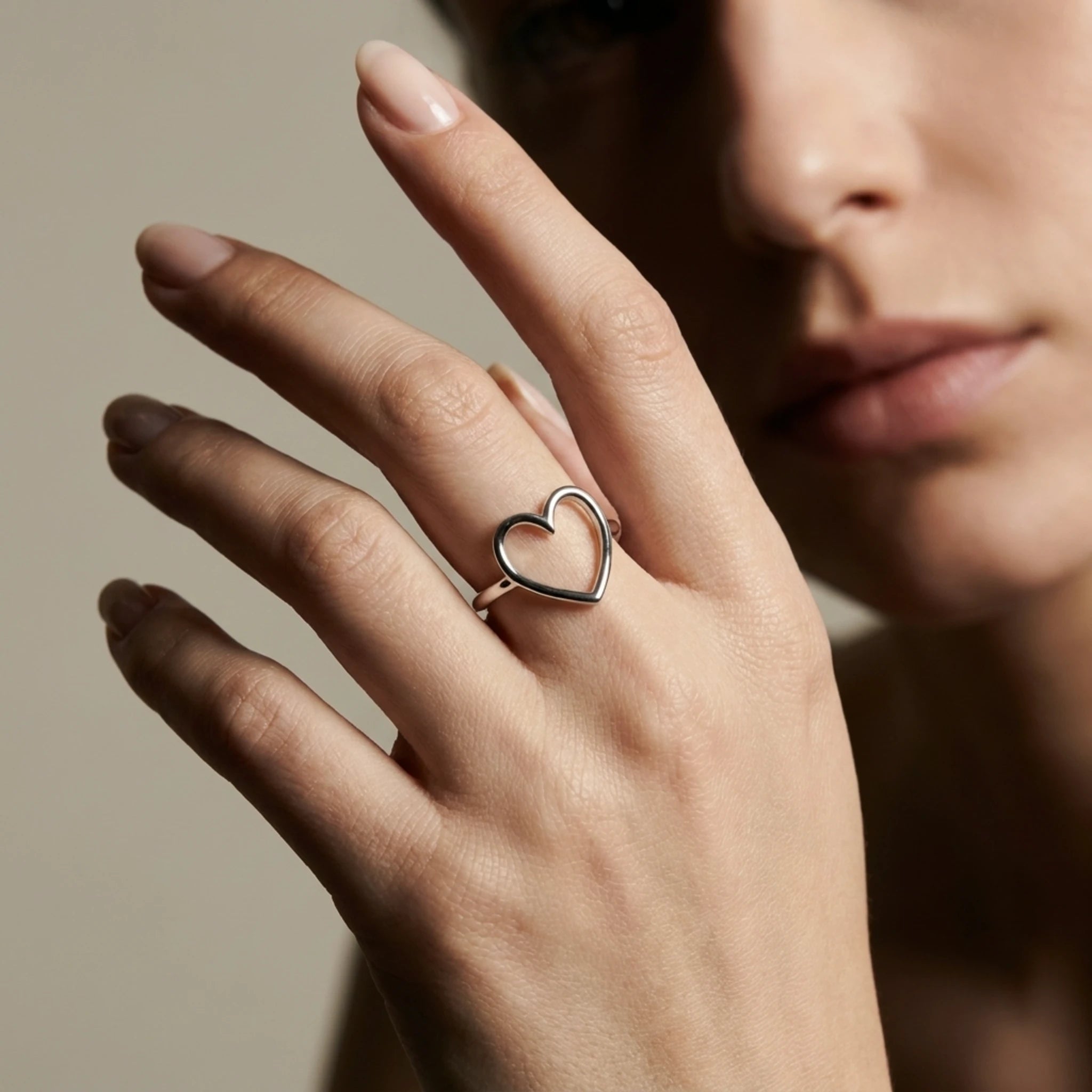 Sara Grace Jewelry - Foto Prodotto Anello Cuore Argento 925 Indossato