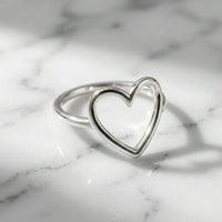 Sara Grace Jewelry anello artigianale in argento 925 a forma di cuore dettaglio frontale – gioiello romantico fatto a mano