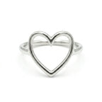 Sara Grace Jewelry - Foto Prodotto Anello Cuore Su Sfondo Bianco