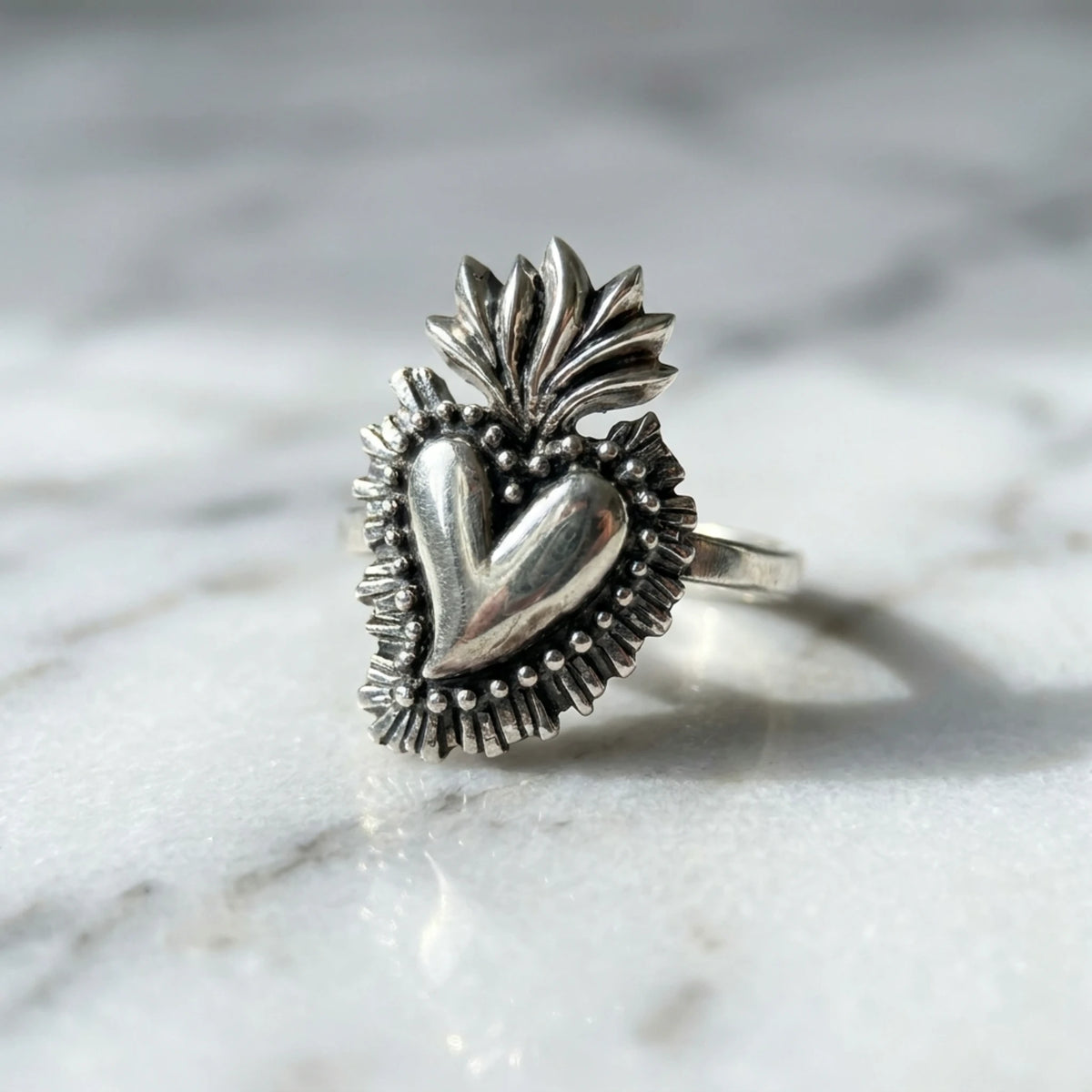 Sara Grace Jewelry anello cuore sacro in argento 925 vista dall alto – gioiello artigianale 