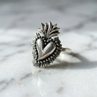 Sara Grace Jewelry anello cuore sacro in argento 925 vista dall alto – gioiello artigianale 