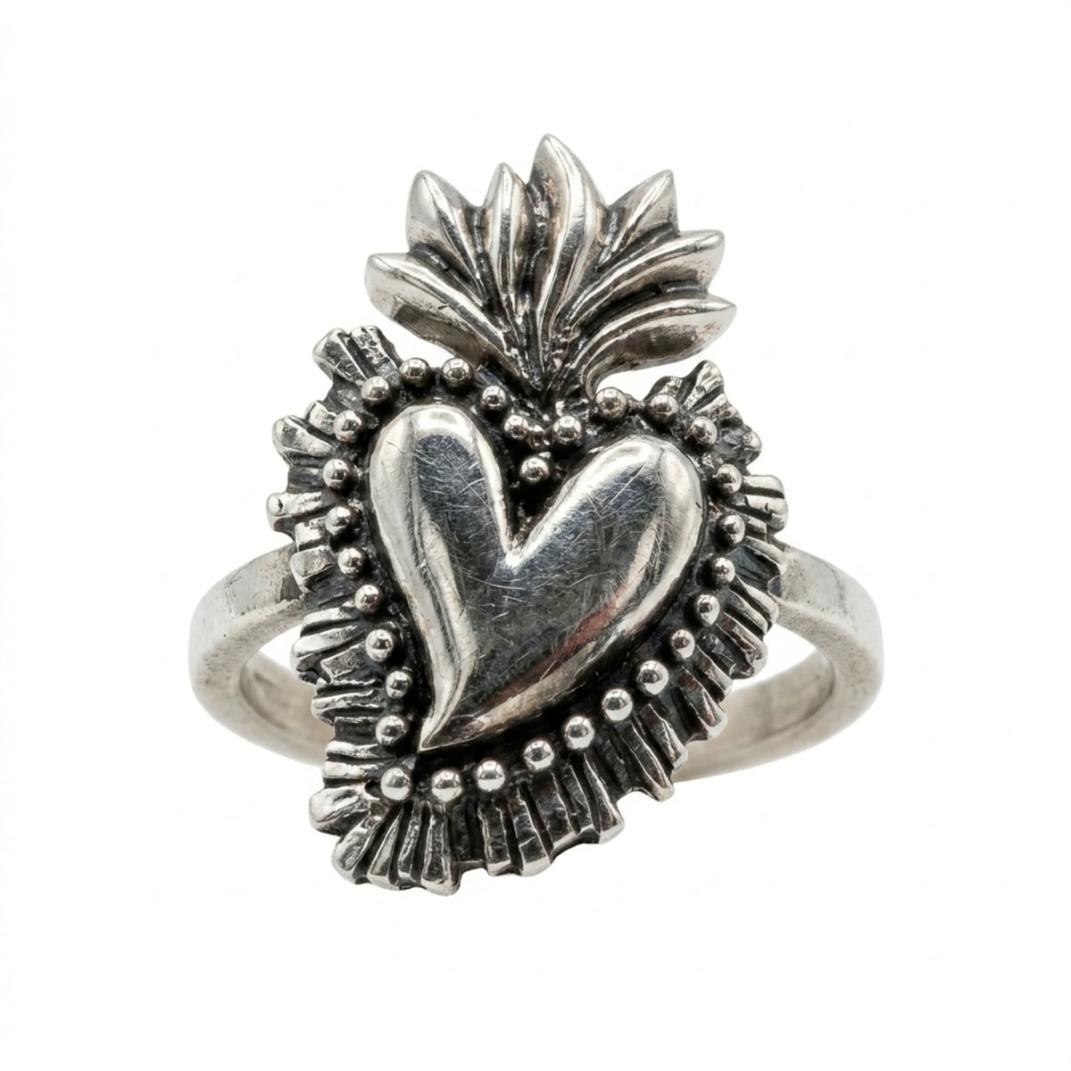 Sara Grace Jewelry - Foto Prodotto Anello Cuore Sacro Su Sfondo Bianco