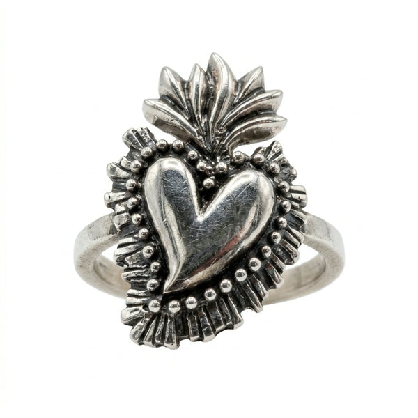 Sara Grace Jewelry - Foto Prodotto Anello Cuore Sacro Su Sfondo Bianco