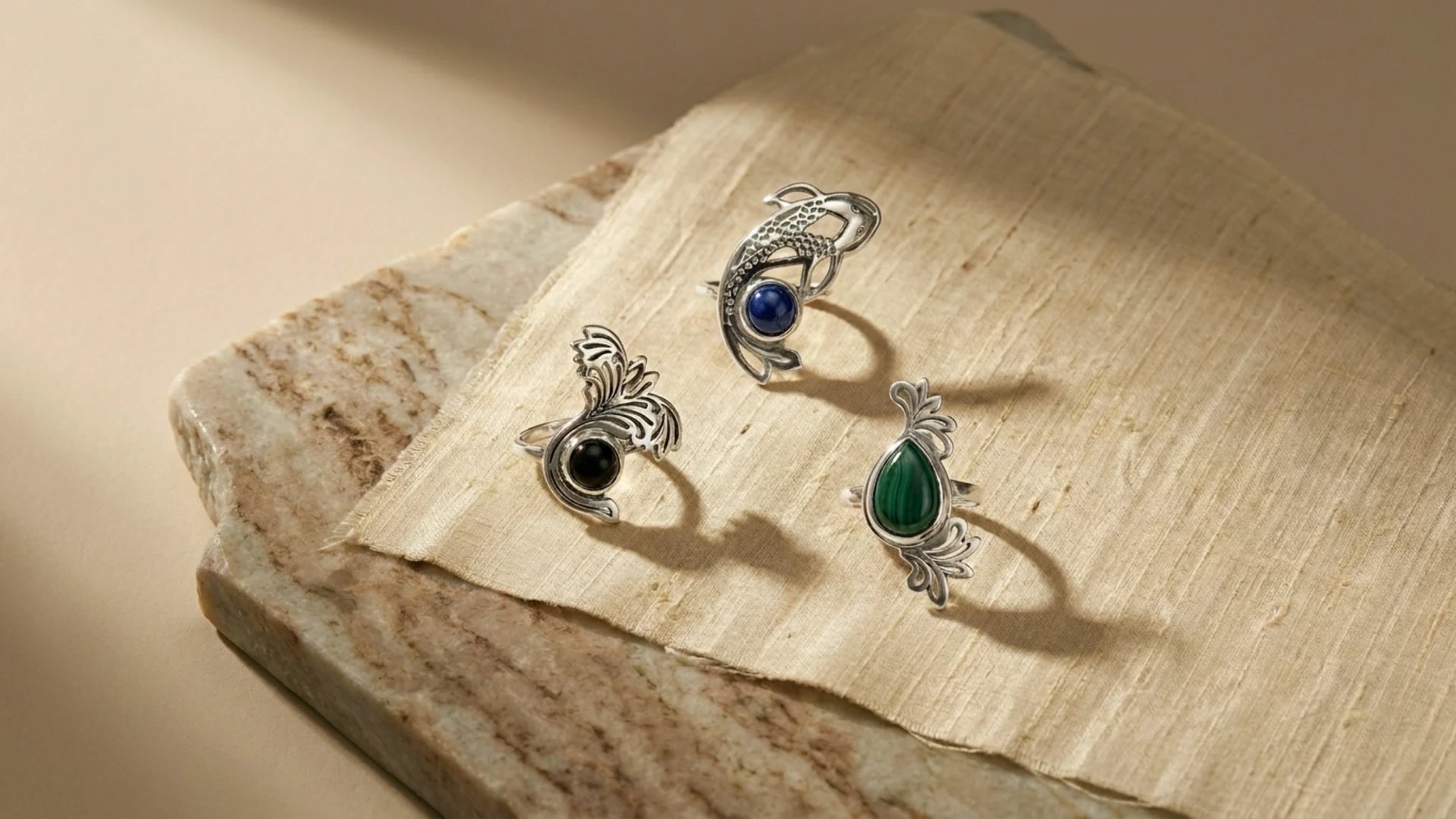 Sara Grace Jewelry - Foto Prodotto Anello Manta Carpa e Foglia Per Banner - 16 - 9