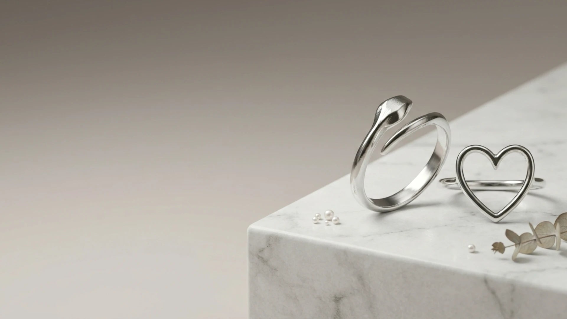 Sara Grace Jewelry - Foto Prodotto Anello Serpente e Anello Sole Per Banner Verticale 16-9