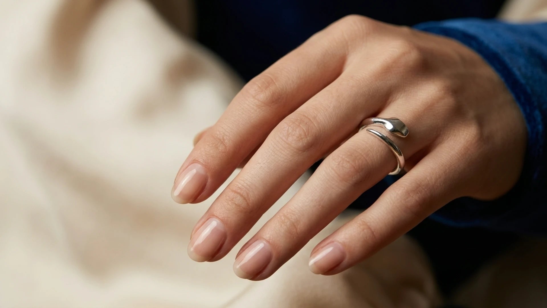 Sara Grace Jewelry - Foto Prodotto Anello Serpente Indossato Per Banner