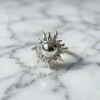 Sara Grace Jewelry anello artigianale in argento 925 a forma di sole dettaglio artigianale– gioiello estivo fatto a mano