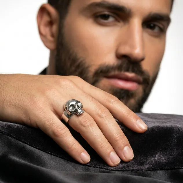 Sara Grace Jewelry - Foto Prodotto Anello Teschio Argento 925 Indossato Maschile