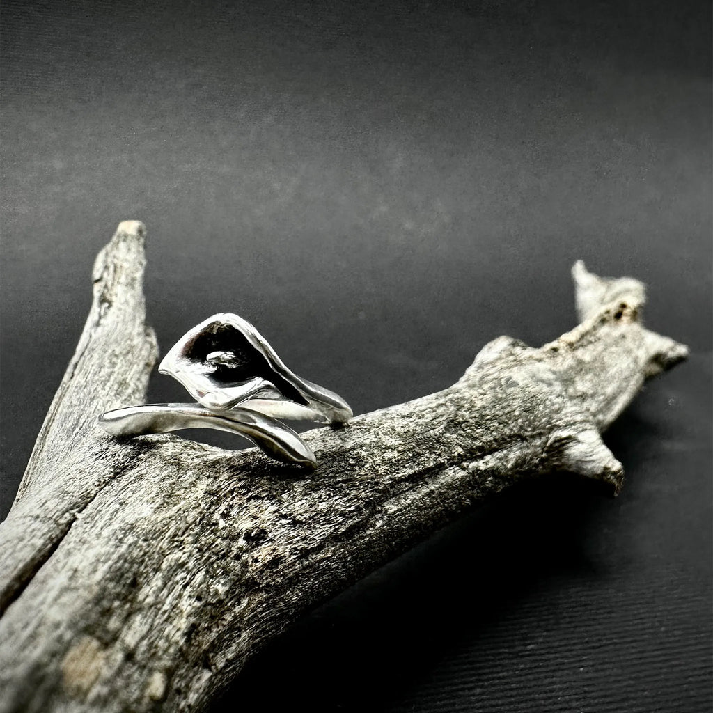 Sara Grace Jewelry anello in argento 925 calla dettaglio frontale – gioiello floreale artigianale 