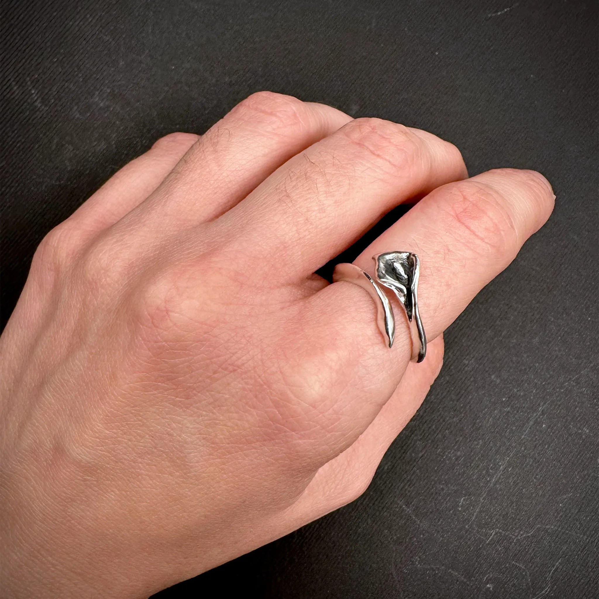 Sara Grace Jewelry anello in argento 925 calla indossato lifestyle – gioiello floreale artigianale 