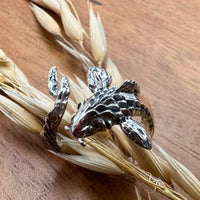 Sara Grace Jewelry anello 3D in argento 925 carpa koi su spiga di grano lato – gioiello artigianale 