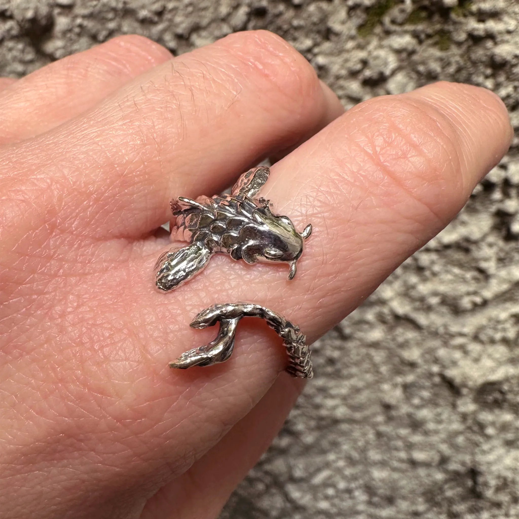 Sara Grace Jewelry anello 3D in argento 925 carpa koi indossato – gioiello artigianale 