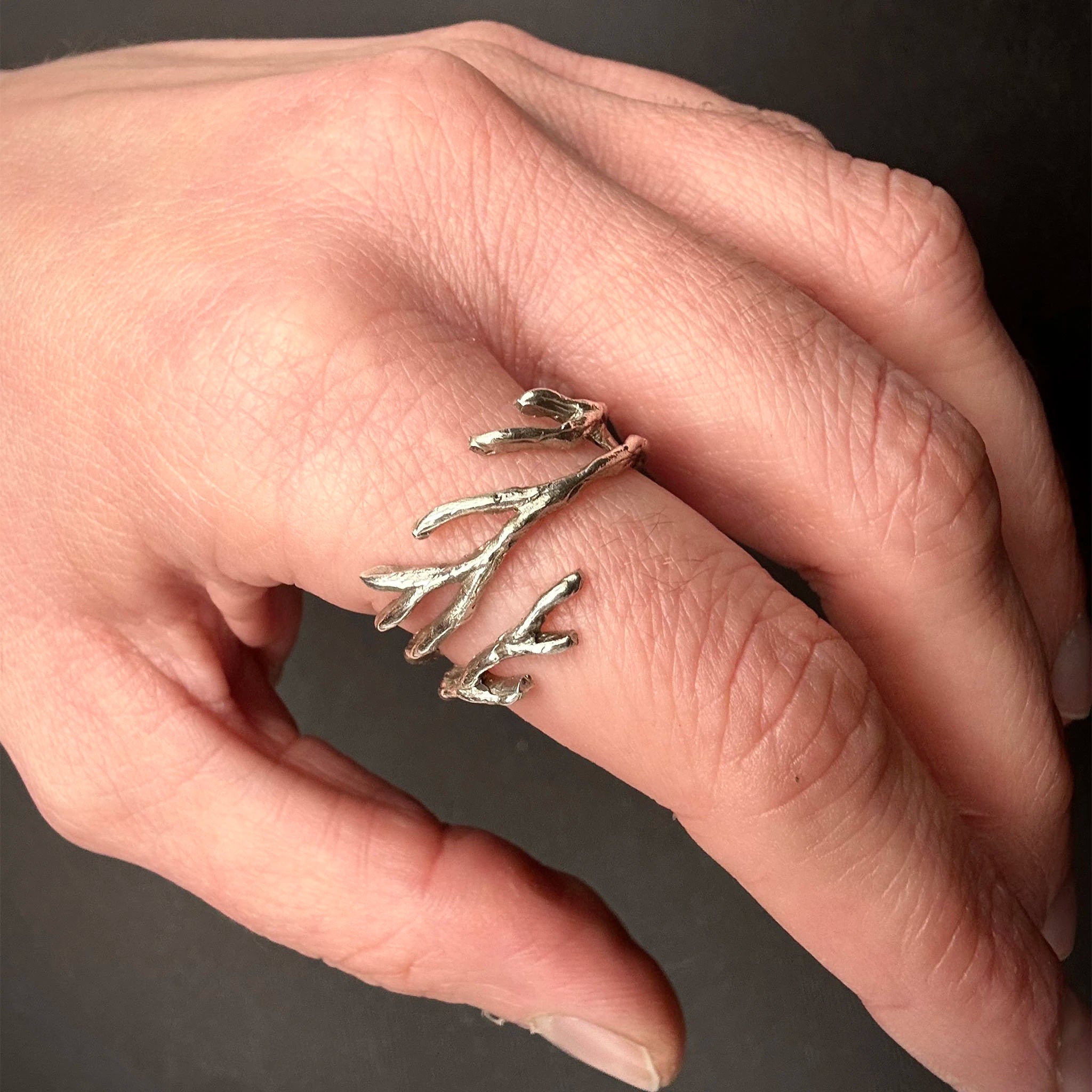 Sara Grace Jewelry anello in argento 925 corallo indossato – gioiello artigianale 