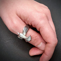 Sara Grace Jewelry anello in argento 925 corvo indossato – gioiello artigianale 
