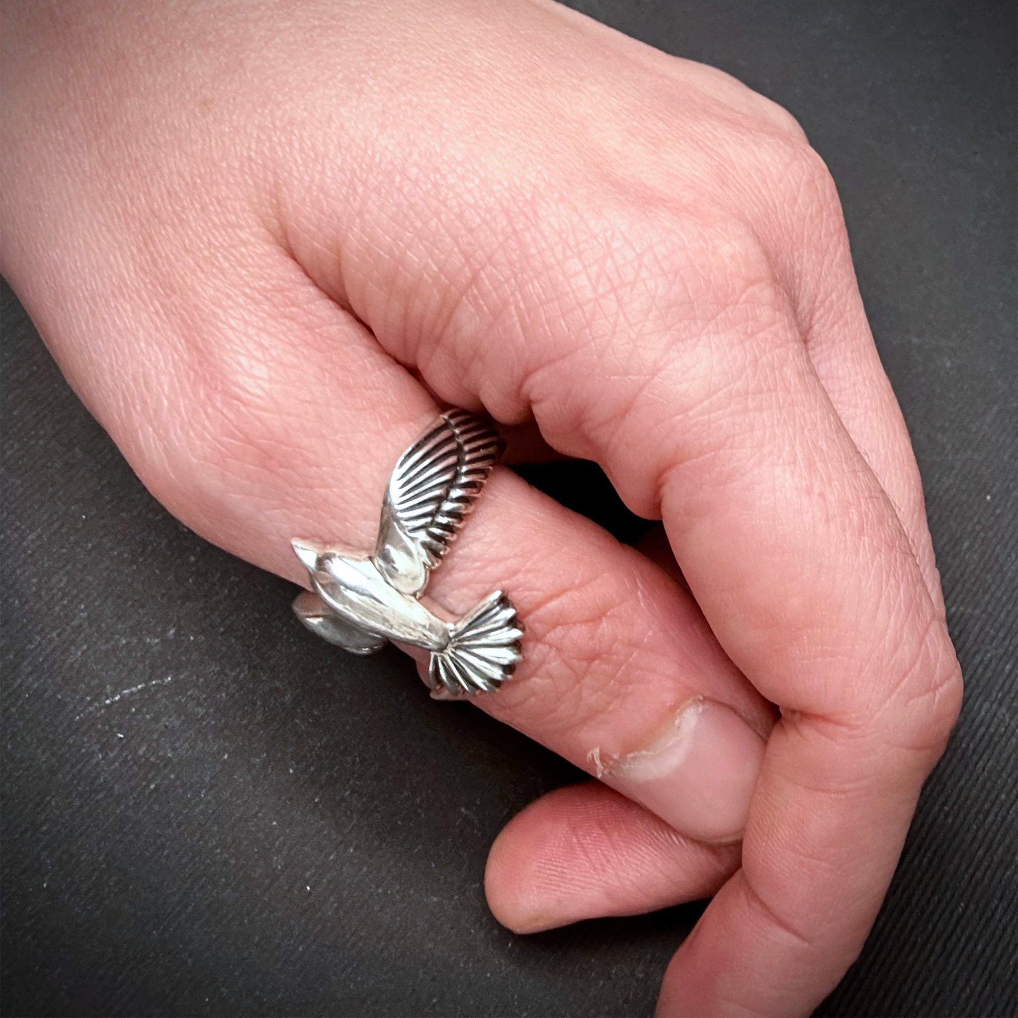 Sara Grace Jewelry anello in argento 925 corvo indossato – gioiello artigianale 