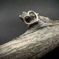 Sara Grace Jewelry anello artigianale in argento 925 a forma di cuore dettaglio frontale – gioiello romantico fatto a mano