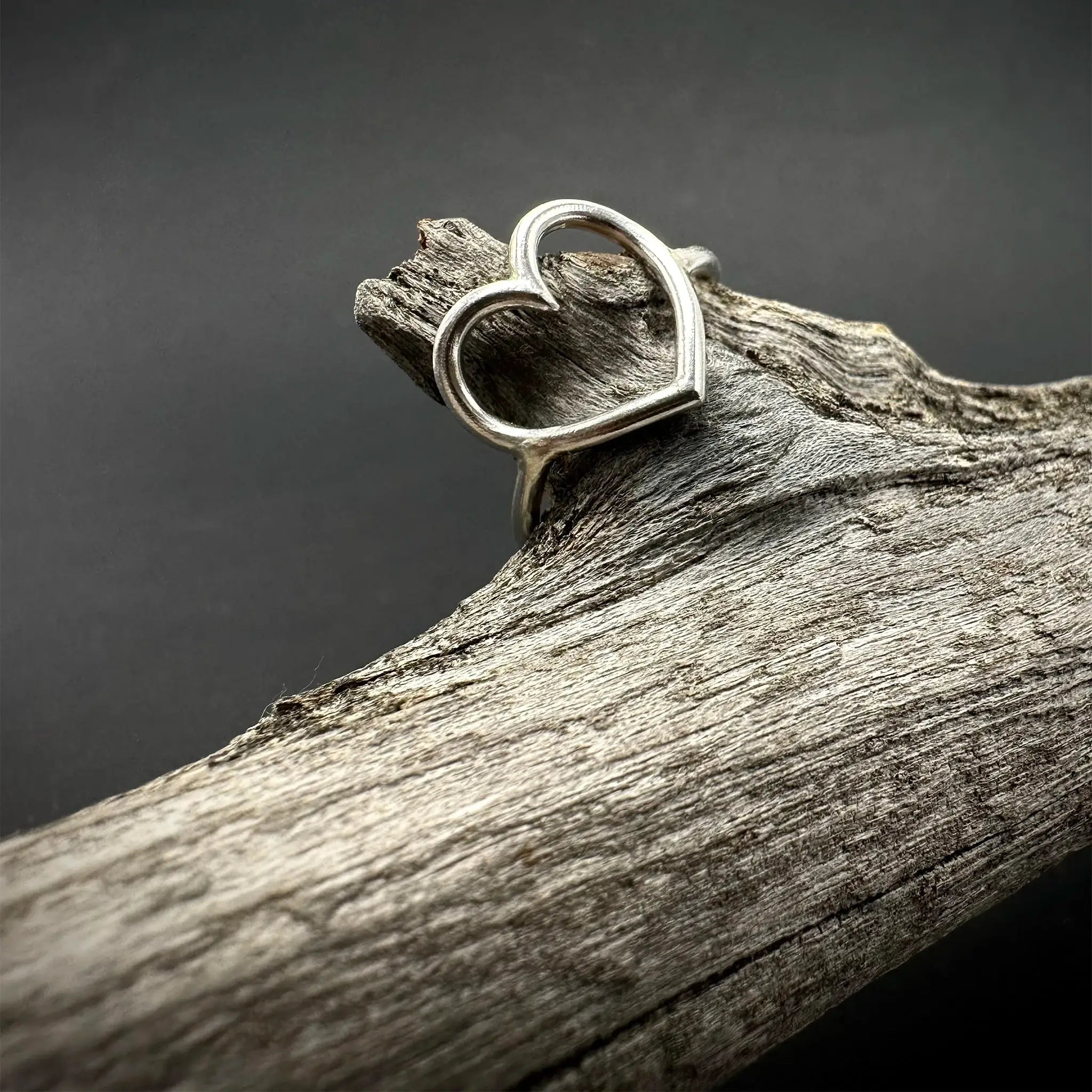 Sara Grace Jewelry anello artigianale in argento 925 a forma di cuore dettaglio frontale – gioiello romantico fatto a mano