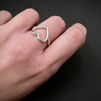 Sara Grace Jewelry anello in argento 925 cuore indossato – gioiello romantico artigianale 