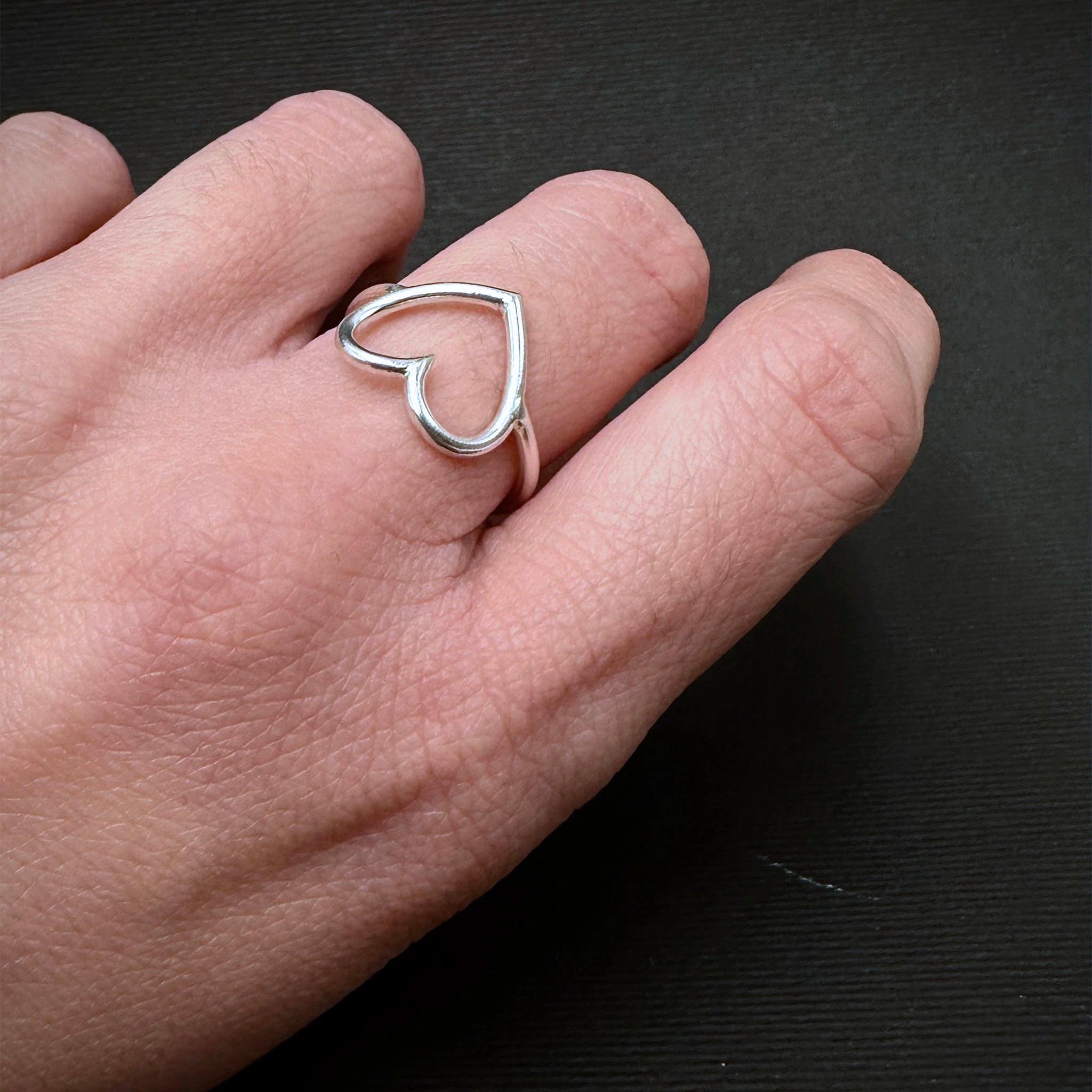 Sara Grace Jewelry anello in argento 925 cuore indossato – gioiello romantico artigianale 