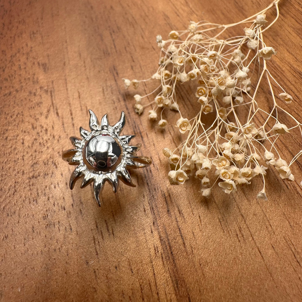 Sara Grace Jewelry anello in argento 925 sole dettaglio artigianale – gioiello estivo 