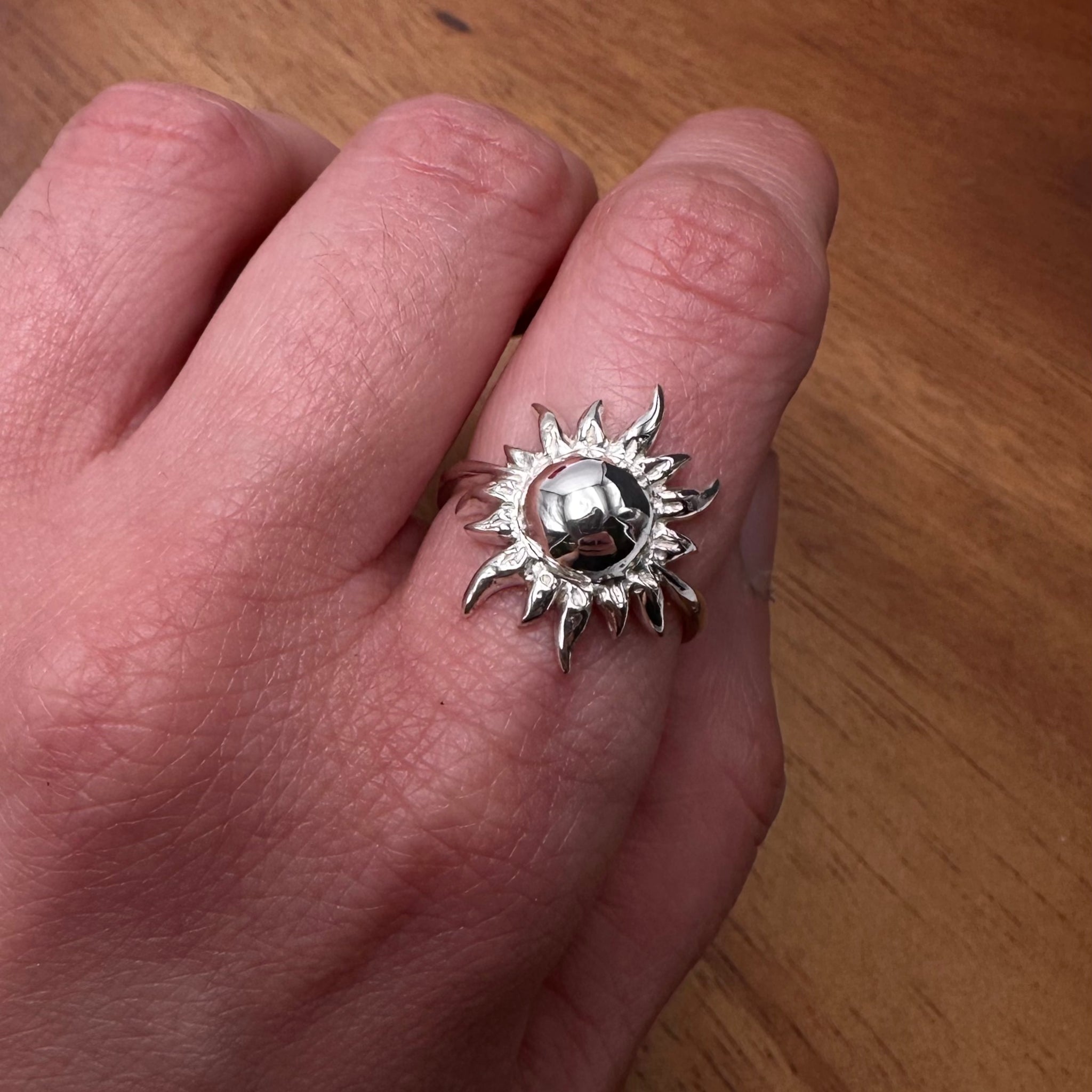 Sara Grace Jewelry anello in argento 925 sole indossato – gioiello estivo artigianale 