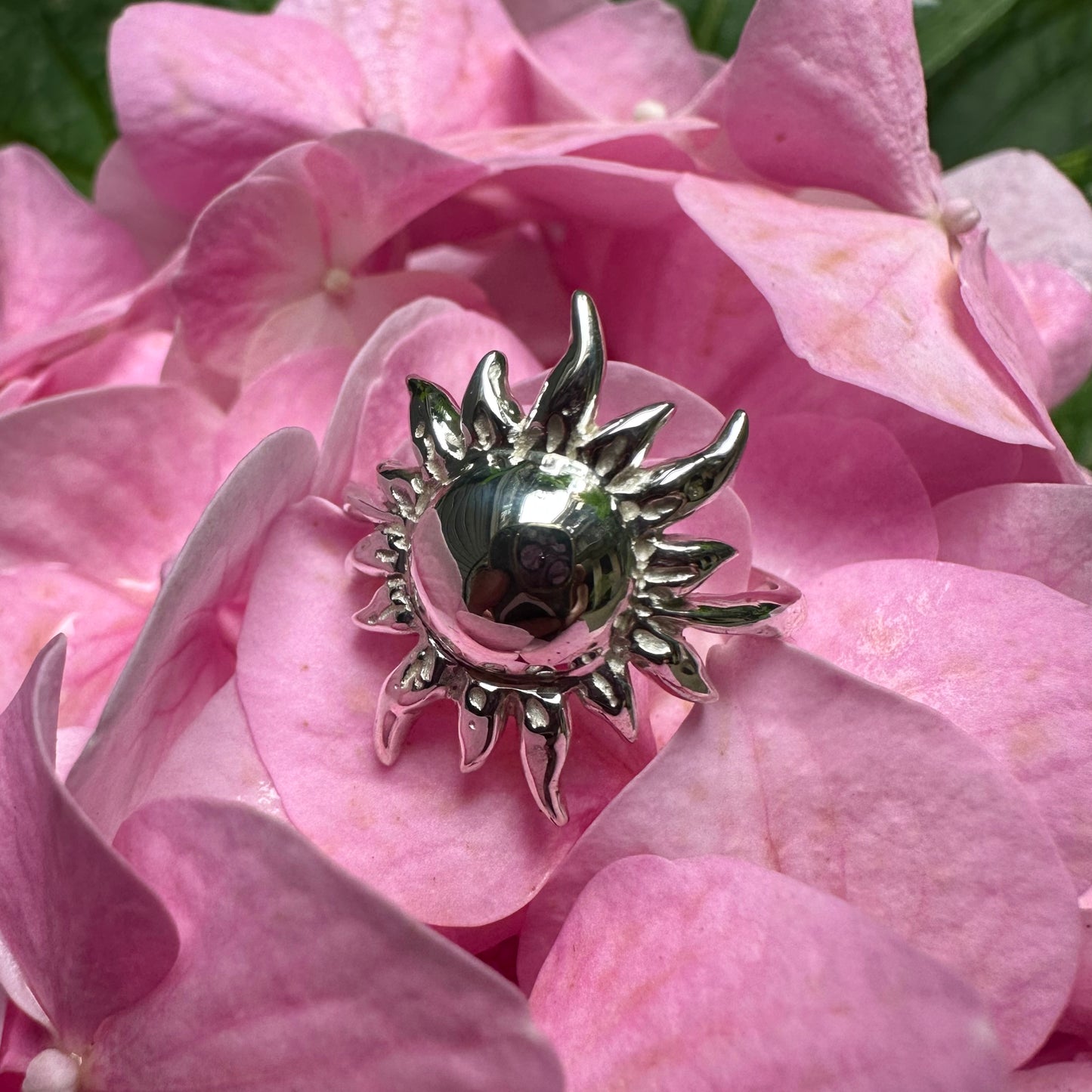 anello argento 925 a forma di sole su petali di fiore rosa